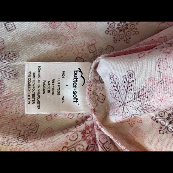 SEASONAL Red & White SNOWFLAKES Women’s UA ButterSoft Size LARGE Scrub Top ❄️ - Picture 6 of 15